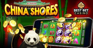 Myanmar ကစားသမားများ Mobile ဖုန်းမှ Online Card Games ကစားနေသည့် မြင်ကွင်း